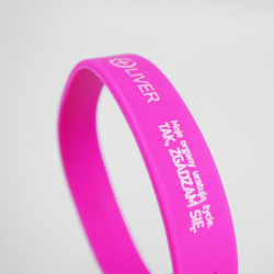 Opaska na rękę z napisem